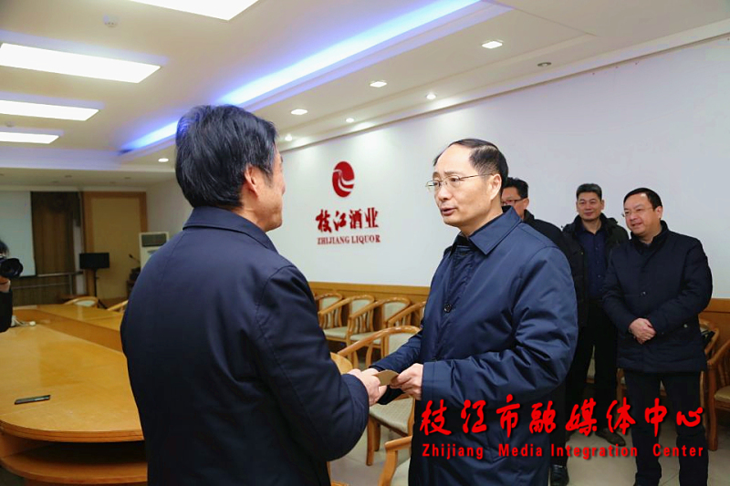 1月14日,宜昌市副市长,枝江市委书记刘丰雷走访慰问部分离退休老干部