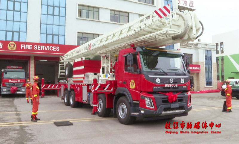 当天上午,一辆体型庞大,能承担高空消防救援的54米登高平台消防车从市