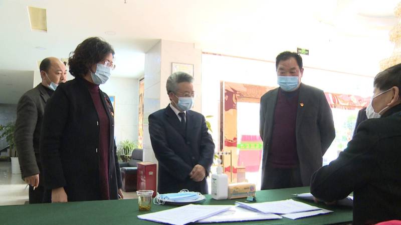 3月2日,自治县人大常委会主任田大甲到自治县九届
