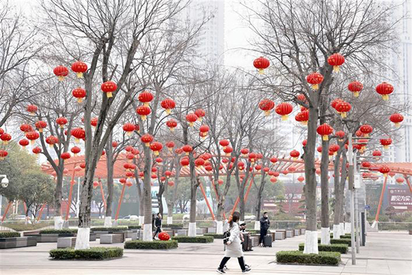 1月29日,宜昌东站广场前,大红灯笼高高挂起,浓浓的年味扑面而来.