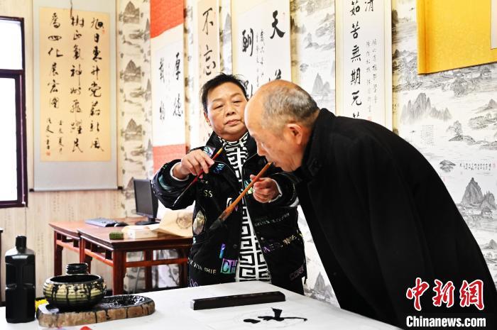 妻子照顾无臂丈夫38年共用双手点亮人生