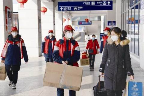 宜昌东站志愿者为旅客提供便民服务