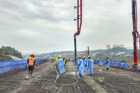 合益路跨線橋首聯箱梁澆筑 宜昌高鐵新城項目再提速