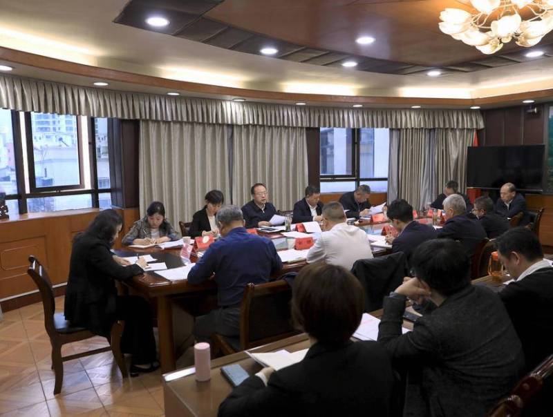 西陵区政府召开九届37次常务会议.doc