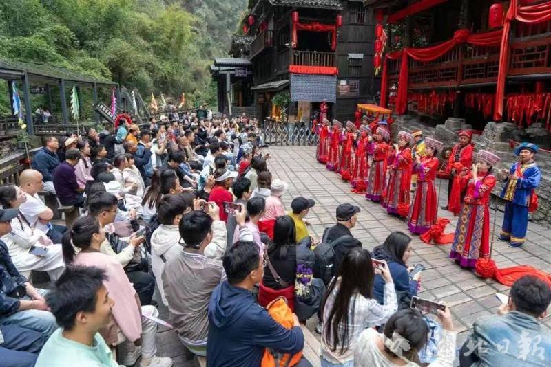 民俗風(fēng)情吸引游客,。