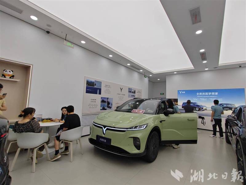 嵐圖汽車武昌萬象城門店（左晨攝）