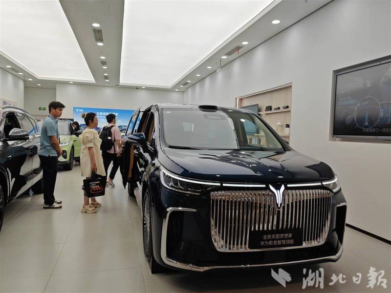 嵐圖汽車武昌萬象城門店（左晨攝）