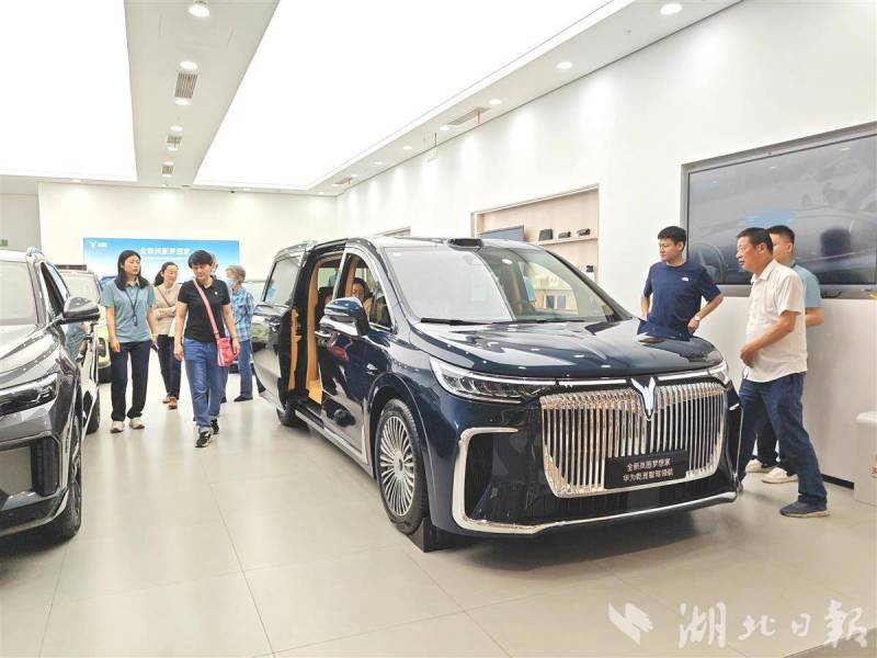 嵐圖汽車武昌萬象城門店（左晨攝）