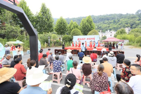 粽香袅袅承非遗 邻里融融过端午