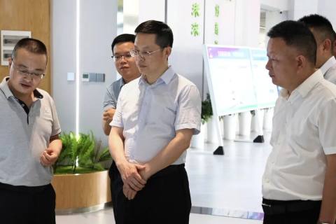谭志军在五峰民族工业园调研