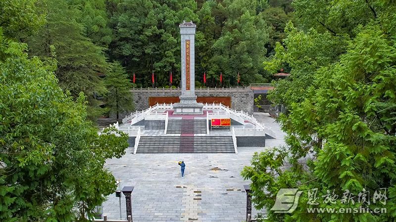 州融媒体中心记者在湘鄂边苏区鹤峰革命烈士陵园敬献鲜花。 （全媒体记者 朱 超 杜 磊 摄）