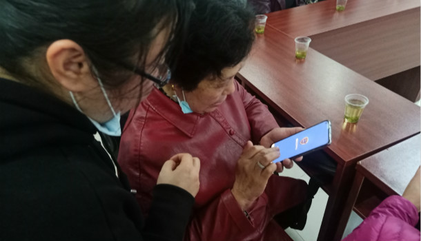 引导居民群众使用反诈APP.jpg