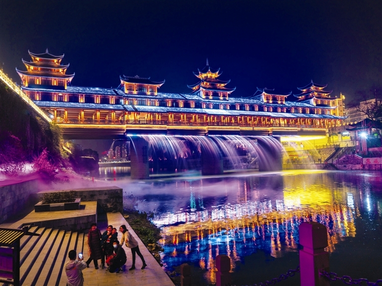 恩施风雨桥夜景. 文林 摄