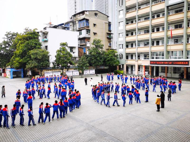 本网讯(通讯员任天楠)12月31日上午,宜昌市第三中学开展集体绕"8"字