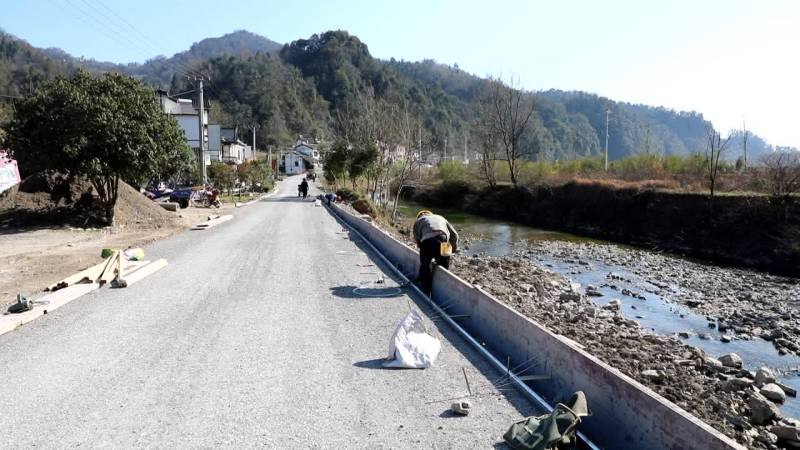 升級改造破損道路 推進流域鄉村振興