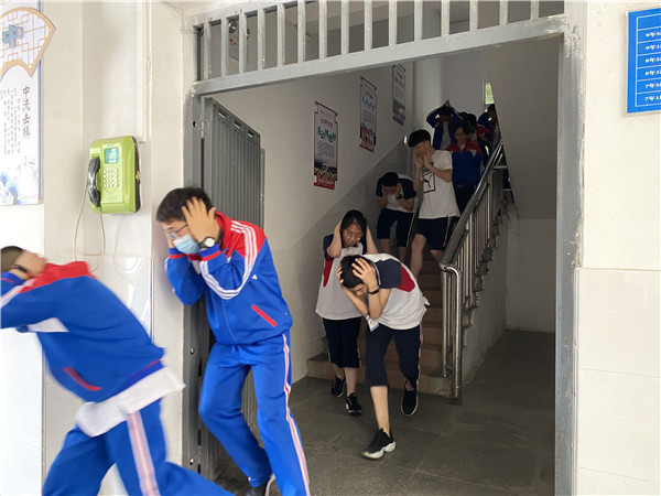 市三中开展"5.12"防震减灾疏散演练 - 三峡宜昌网