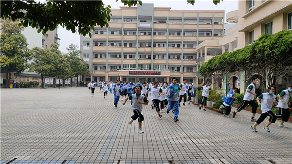 市三中开展"5.12"防震减灾疏散演练 - 三峡宜昌网