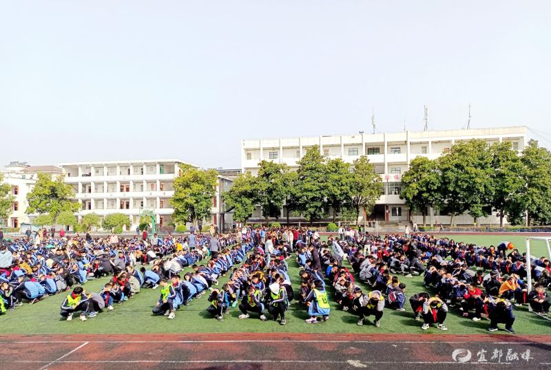 陆城一中举行紧急疏散演习