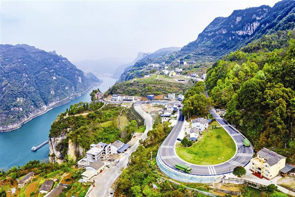 4月1日,三峡公路相伴三峡黄金水道,车来船往,生机盎然