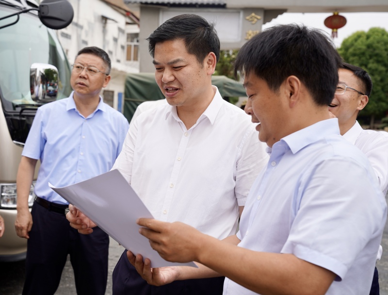 刘传钢调研g348改建工程暨擦亮小城镇拉练会现场