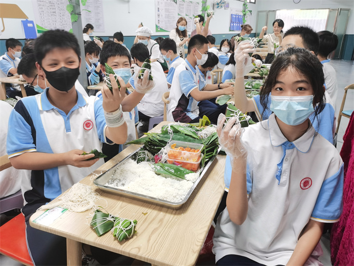宜昌三中开展迎端午包粽子主题实践活动