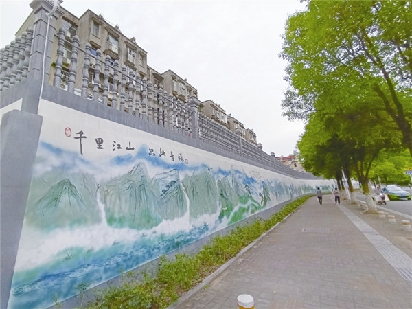 航道运河小区昔日土坡修建堡坎后,外墙也变身一道亮丽风景线.