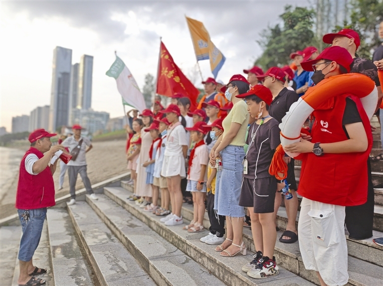 志愿者夏季巡江进行宣传劝导生命无价谨防溺水莫大意