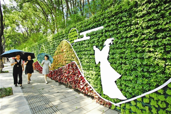 挡土墙变身彩色花墙