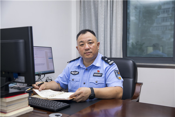 赤诚护平安谭昌喜 宜昌市公安局西陵公安分局西坝派出所所长他当兵14