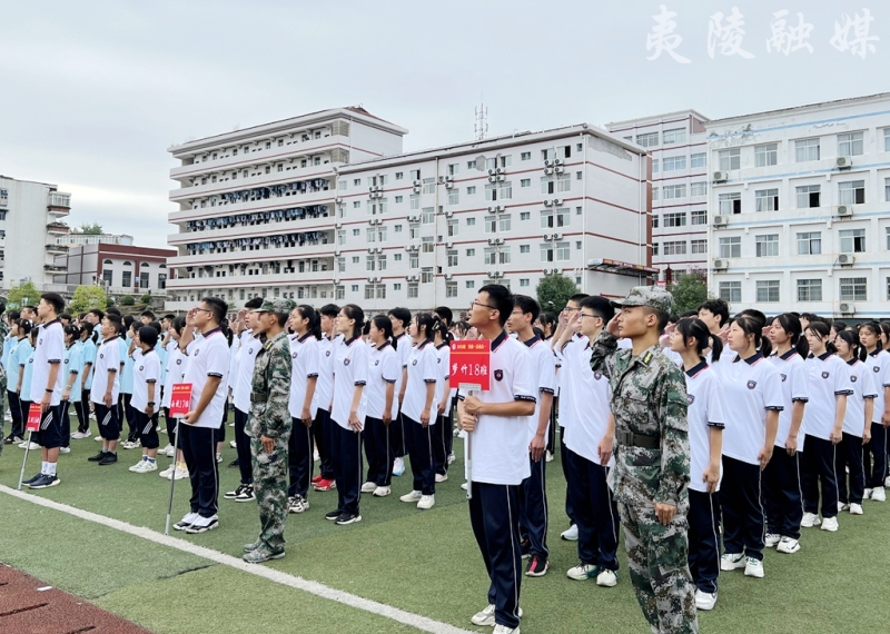 夷陵区东湖高中国防教育思忧患军事训练强体魄
