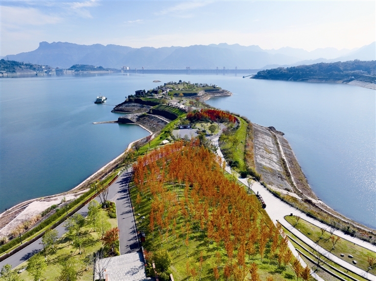 11月25日,秭归县木鱼岛休闲公园风景怡人,冬日暖阳中,碧水与峡江相映