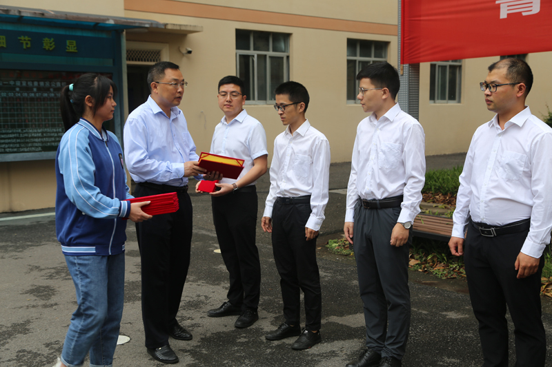 青春担大任建功新征程兴山一中第五届十佳青年教师颁奖仪式