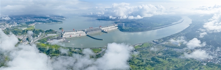 7月30日,雨过天晴后的三峡大坝附近云雾缭绕.