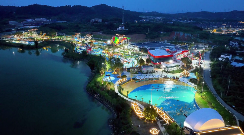 水上乐园由造浪池,极速太空盆,蛟龙滑梯,大喇叭,冲天回旋,彩虹竞赛