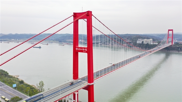 宜昌长江公路大桥披红装换新颜