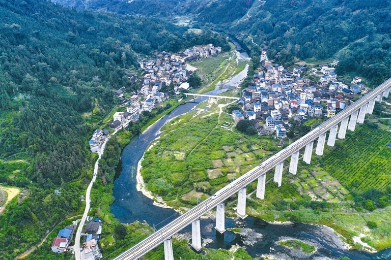 中国国家铁路集团有限公司宣布,10月11日起,经过提质改造后的贵广高铁