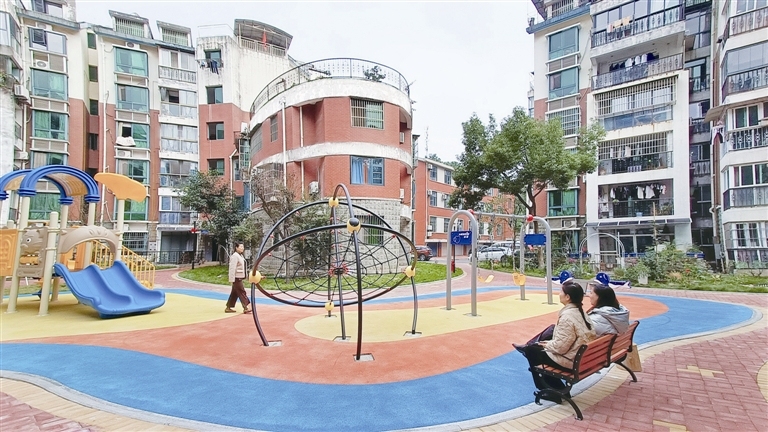 韩家坝社区碧波翠苑小区广场改造完成