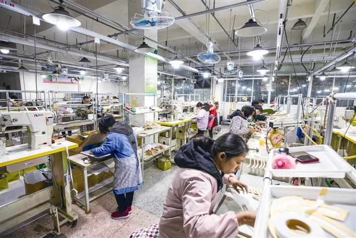 秭归百丽鞋业订单旺生产忙800余员工奋战生产一线已落