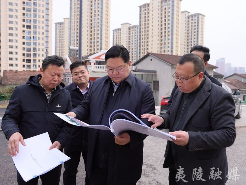 在三峡高中,肖鹏飞来到学生宿舍,食堂,视频监控室,重点检查校园用电