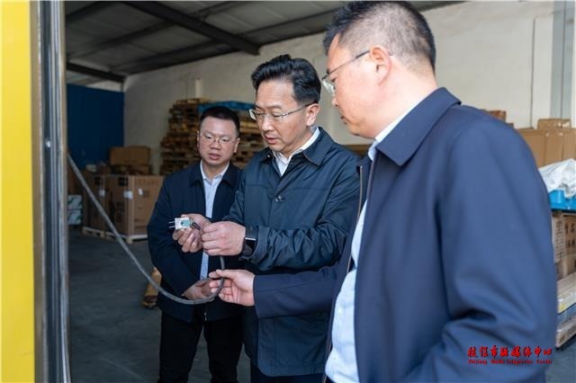 余峰以四不两直方式开展安全生产和生态环保检查