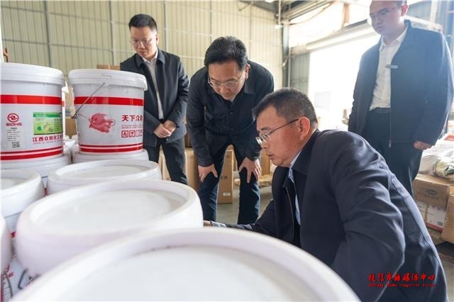 余峰以四不两直方式开展安全生产和生态环保检查