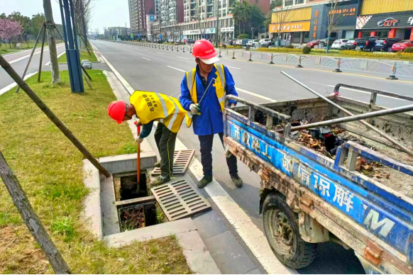 未雨绸缪早行动市政中心持续开展雨水管网清淤维护工作