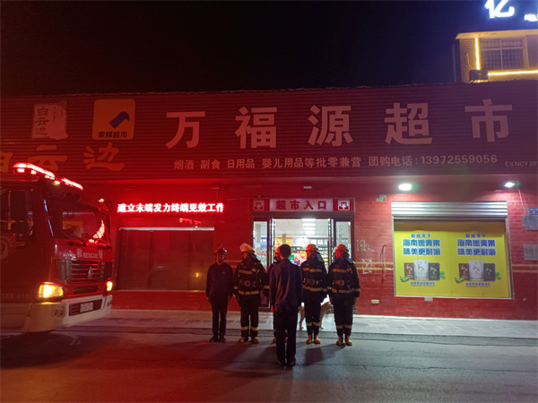 长阳消防开展人员密集场所夜间熟悉演练