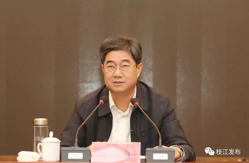 省政府副秘书长费德平主持会议