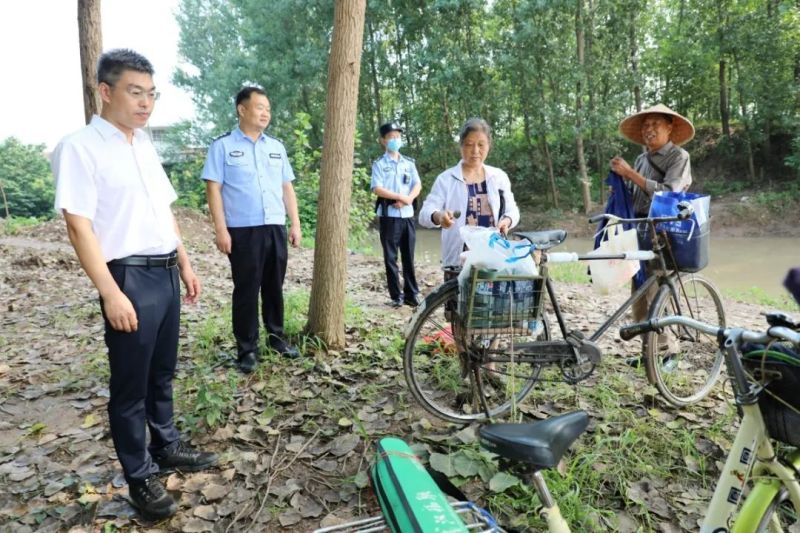 ▽7月8日下午,董市镇禁渔联合巡查组在周湖村查获2艘"三无"船只,并交