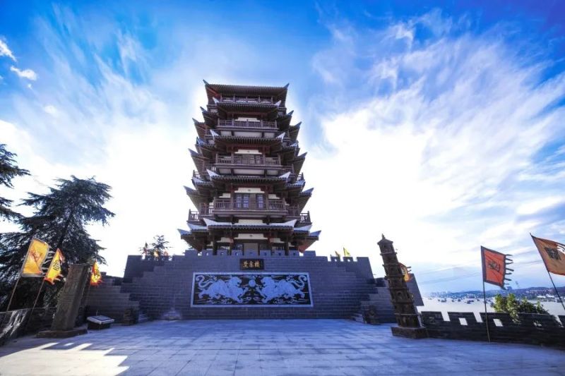 猇亭古战场风景区占地40000平方米,集三国古战场,旅游度假村和奇石