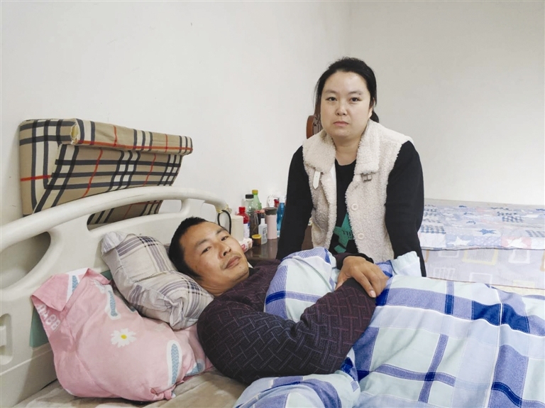 杜璐璐每天守在丈夫床边 通讯员供图