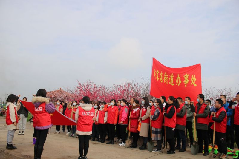 马家店街道干部职工,企业职工,党员群众等100余人前往白家岗村南湖渠