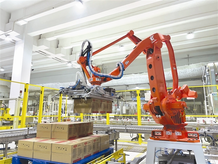 图片新闻  3月22日,安琪宜昌工厂生产三部酵母车间智能化生产线上