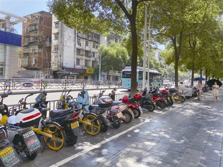经规范后人行道停车秩序井然.刘晶晶 邱怡 摄